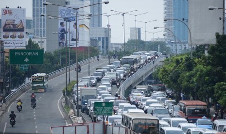 Kendaraan terjebak kemacetan panjang di Jalan Kapten Tendean, Jakarta Selatan, Selasa (24/3). 