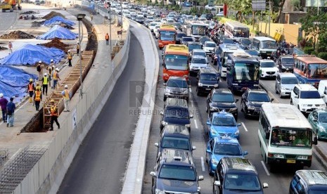 Kendaraan terjebak kemacetan panjang di Jalan Sudirman, Jakarta Pusat, Selasa (26/8). (Republika/ Yasin Habibi)