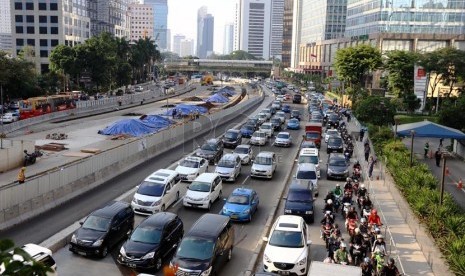 Kendaraan terjebak kemacetan panjang di Jalan Sudirman, Jakarta Pusat, Selasa (26/8). (Republika/ Yasin Habibi)