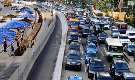 Kendaraan terjebak kemacetan panjang di Jalan Sudirman, Jakarta Pusat, Selasa (26/8). (Republika/ Yasin Habibi)