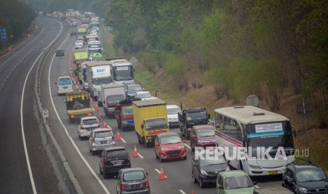 Kendaraan terjebak kemacetan saat pemberlakuan Contra Flow di KM 91 Tol Cipularang, Kabupaten Purwakarta, Jawa Barat, Selasa (3/9/2019).