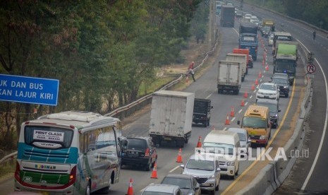 Kendaraan terjebak kemacetan saat pemberlakuan Contra Flow di KM 91 Tol Cipularang, Kabupaten Purwakarta, Jawa Barat, Selasa (3/9/2019). 