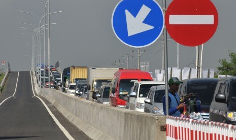 Kendaraan terjebak macet di exit Tol Pejagan - Brebes Timur, Jawa Tengah, Kamis (30/6). 