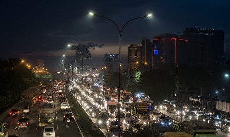 Kendaraan terjebak macet di jalan tol TB. Simatupang, Jakarta, Minggu (8/5).