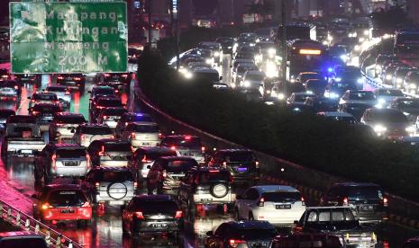 Kendaraan terjebak macet di ruas Tol Dalam Kota, Jalan Gatot Subroto, Jakarta, Selasa (27/10/2020). Kementerian Perhubungan memprediksi puncak lonjakan arus kendaraan libur panjang Hari Sumpah Pemuda dan Maulid Nabi Muhammad SAW akan terjadi pada Rabu (28/10/2020). 