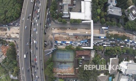 Kendaraan terjebak macet ketika melintasi proyek pembangunan underpass Mampang, di Jalan Rasuna Said, Jakarta, Selasa (25/7).