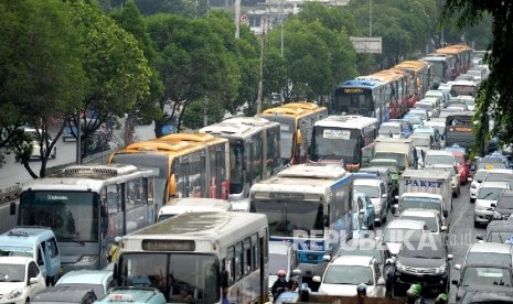 Kendaraan terjebak macet parah di kawasan Matraman, Jakarta, Kamis (21/1).    (Republika/Wihdan)