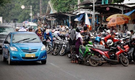 Kendaraan terparkir di area parkir liar di bahu jalan Stasiun Senen, Jakarta Pusat, Rabu (2/7).(Republika/ Yasin Habibi)