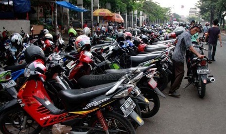 Kendaraan terparkir di area parkir liar di bahu jalan Stasiun Senen, Jakarta Pusat, Rabu (2/7).(Republika/ Yasin Habibi)