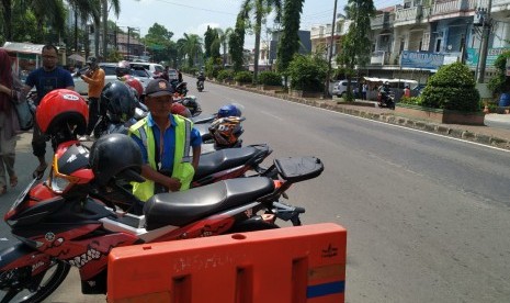 Kendaraan terparkir di sisi salah satu jalan umum di Kota Tasikmalaya, Rabu (22/1). Pemkot Tasikmalaya diam-diam kembali menaikkan tarif parkir di sisi jalan protokol.