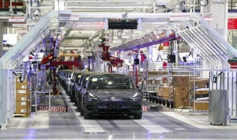 Kendaraan Tesla berjajar di perakitan dalam gigafactory Tesla di Shanghai, China (Dok).  