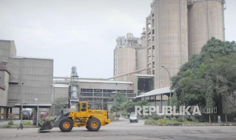  Kendaraan traktor melintasi instalasi pabrik semen milik PT Semen Indonesia (Persero) Tbk di Sumber Arum, Kerek, Tuban, Jawa Timur.