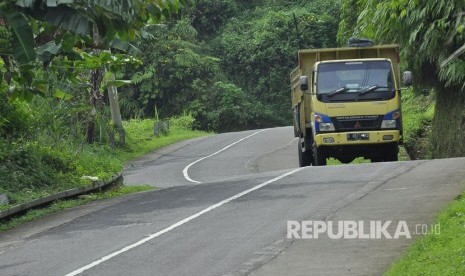  Kendaraan truk melintas di Jalur Alternatif Cijapati, Jalan Raya Cijapati, Kabupaten Bandung. Pemkab Bandung siap mengamankan jalur-jalur alternatif mudik ke Garut.