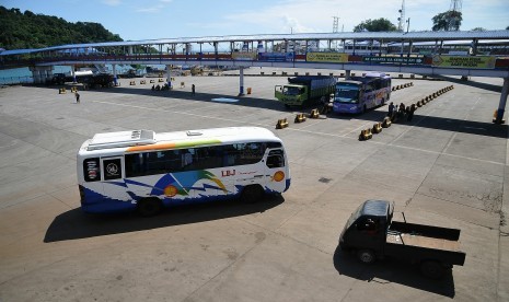 Kendaraan truk menaiki kapal Ferry di pelabuhan Merak, Banten (21/7).(Republika/ Prayogi).