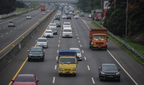 Kendaraan tujuan arah Jakarta melintas di kilometer 125 Jalan Tol Purbaleunyi di Padalarang, Kabupaten Bandung Barat, Jawa Barat, Ahad (14/2). PT Jasa Marga (Persero) memproyeksikan terdapat dua hingga tiga aset perusahaan yang mampu menampung dana Sovereign Wealth Fund (SWF) atau Lembaga Pengelola Investasi (LPI)