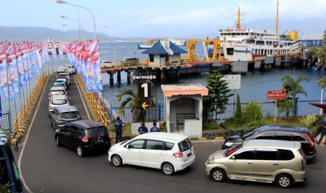 Kendaraan tujuan Pulau Bali mengantre memasuki kapal pelayaran di Pelabuhan Ketapang, Banyuwangi, Jawa Timur, Sabtu (1/6/2019).