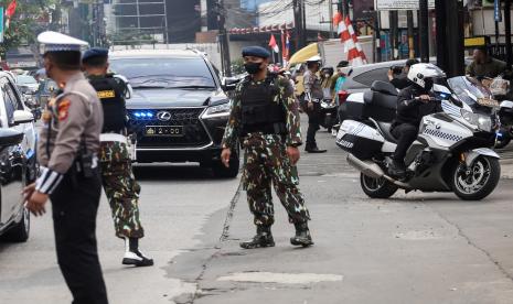 Kendaraan Wakapolri dan rombongan timsus memasuki kawasan Mako Brimob, Kelapa Dua, Depok, Jawa Barat, Jumat (12/8/2022). Komnas HAM dijadwalkan memeriksa Irjen Pol Ferdy Sambo dan Bharada Richard Eliezer terkait dugaan kasus pembunuhan Brigadir Nofriansyah Yosua Hutabarat atau Brigadir J. 