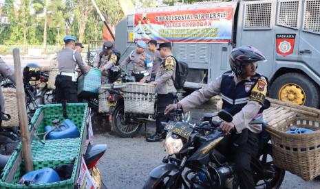  Kendaraan water cannon dan sepeda motor operasional Bhabinkamtibmas Polres Grobogan  dikerahkan untuk menyalurkan bantuan air bersih kepada warga di sejumlah desa yang terdampak kekeringan akibat musim kemarau.