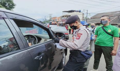 Kendaraan masuk Kabupaten Cianjur diputar arah karena tidak membawa surat bebas Covid-19. Ilustrasi