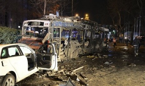 Kendaraan yang hancur akibat bom di Ankara, Turki, Ahad, 13 Maret 2016. Ledakan diyakini berasal dari bom mobil dekat halte bus.