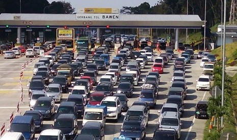 Kendaraan yang keluar dari gerbang tol Bawen terjebak kemacetan, Kamis (7/7).