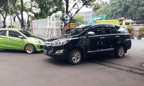 Kendaraan yang membawa Gubernur dan Wakil Gubernur DKI Jakarta Anies Baswedan dan Sandiaga Uno saat menyambangi kantor Kejaksaan Tinggi DKI di Jalan Rasuna Said, Jakarta Selatan, Kamis (19/10)