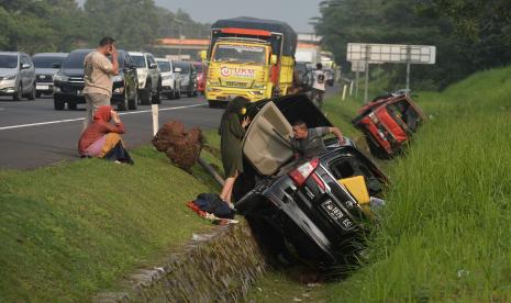 Kendaraan yang mengangkut pemudik mengalami kecelakaan lalu lintas di ruas tol Cipali Km 74 arah Palimanan, Jawa Barat, Selasa (18/4/2023). Polri memaparkan ada sebanyak 933 kecelakaan dalam empat hari Operasi Ketupat 2023.