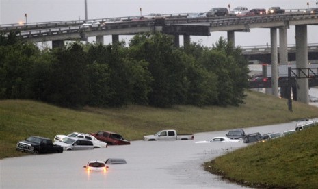 Kendaraan yang terjebak akibat banjir di Texas, Kamis (28/5).