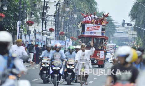 Kendraan Bandros berisi panitia dan para atlet Kota Bandung saat Kirab Api PON XIX 2016 di Jl Asia Afrika, Kota Bandung, Jumat (16/9). (Mahmud Muhyidin)