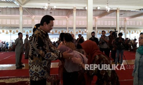 Kenduri Ageng Mangayubagyo pelantilan Gubernur DIY Sri.Sultan Hamengku Buwono X dan Wakil Gubernur DIY KGPAA Paku Alam X di Bangsal Kepatihan Yogyakarta , Jumat (20/10) Tampak hadir.Duta besar.Indonesia luar biasa untuk.Auatralia Kristiarto. S.Legowo menerima tumpeng Sangabuwana dari Gubernur DIY.