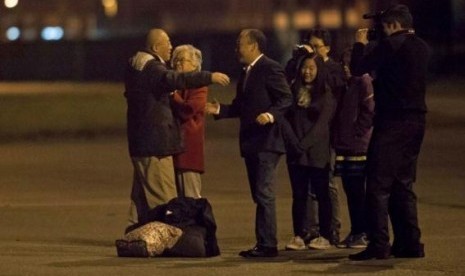 Kenneth Bae (left) reunites with his family at US Air Force Joint Base Lewis-McChord in Fort Lewis, Washington November 8, 2014.