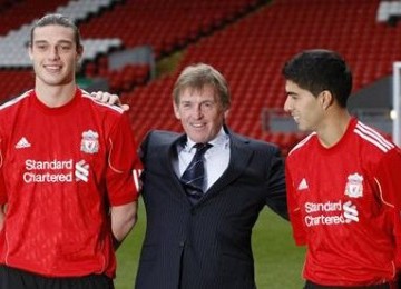 Kenny Dalglish saat memperkenalkan Andy Carroll (kiri) dan Luis Suarez.