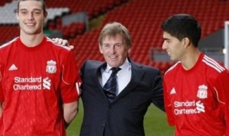 Kenny Dalglish saat memperkenalkan Andy Carroll (kiri) dan Luis Suarez.