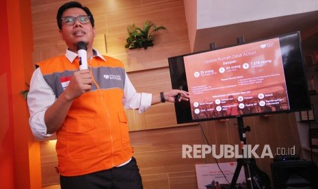 Kepada wartawan, CEO Rumah Zakat Nur Efendi menjelaskan tentang Aksi Kemanusiaan Rumah Zakat untuk Wamena, di Kantor Rumah Zakat, Jalan Turangga, Kota Bandung, Senin (30/9).