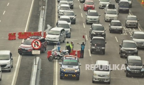 Kepadatan arus lalu lintas di jalur tol Semarang- Solo terpantau di segmen Semarang- Ungaran. Lonjakan volume kendaraan di ruas tol ini membuat arus lalu lintas padat merayap, selepas Gerbang Tol (GT) Banyumanik kearah GT Ungaran, Kamis (6/6).