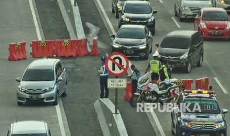 Kepadatan arus lalu lintas di jalur tol Semarang-Solo terpantau di segmen Semarang-Ungaran.