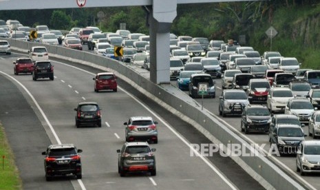 Kepadatan arus lalu lintas di jalur tol Semarang- Solo terpantau di segmen Semarang- Ungaran.