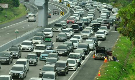 Kepadatan arus lalu lintas di ruas Tol Semarang- Solo pada saat arus mudik Lebaran, ilustrasi