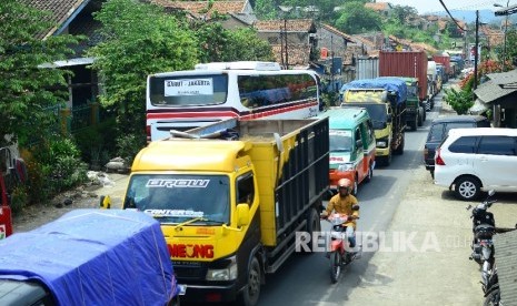 Kepadatan arus lalu lintas tejadi di ruas Jalan Raya Padalarang- Purwakarta arah Bandung, Kecamatan Padalarang, Kabupaten Bandung Barat, Kamis (29/12). Kepadatan arus lalu lintas di ruas jalan tersebut sebagai imbas dari pelarangan kendaraan besar melintas