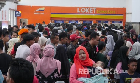 Kepadatan calon penumpang Kereta Api (KA) Lokal 