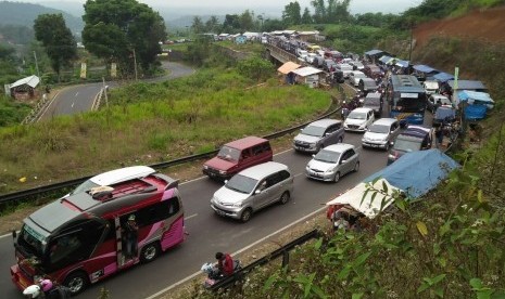 Kepadatan di lingkar Gentong, Kabupaten Tasikmalaya pada arus balik, Kamis (29/6). 