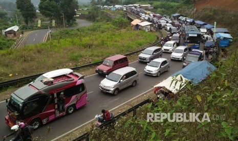 Kepadatan di lingkar Gentong, Kabupaten Tasikmalaya pada arus balik, Kamis (29/6). 