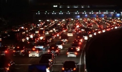 Kepadatan gerbang Tol Cikarang Utama menjelang Kamis (22/6) pagi.