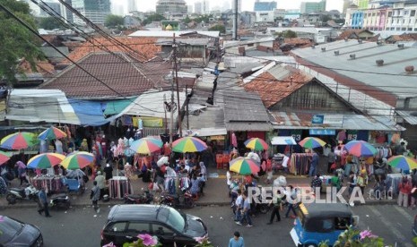 Kepadatan Jalan Jati Baru kawasan Tanah Abang pada sore hari. Ahad (12/11).