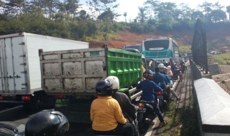 Kepadatan kendaraan di jalur Gentong arah Bandung, Rabu (13/6). 