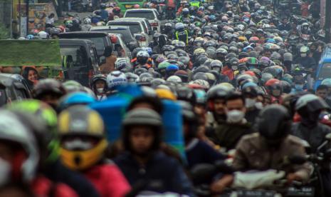 Kepadatan kendaraan di jalur Puncak, Cisarua, Kabupaten Bogor, Jawa Barat, Sabtu (7/5/2022). Polres Bogor memprediksi peningkatan volume kendaraan dari kawasan Puncak menuju Jakarta akan terjadi pada hari ini karena adanya peningkatan arus balik pemudik dari Cianjur yang bersamaan dengan arus balik wisatawan.