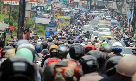 Kepadatan kendaraan di jalur Puncak, Cisarua, Kabupaten Bogor, Jawa Barat. Polres Bogor menempatkan personelnya di 59 titik rawan di sepanjang Jalur Puncak.