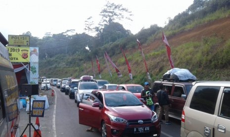 Kepadatan kendaraan di Lingkar Gentong, Kabupaten Tasikmalaya, Ahad (9/6) pagi. 