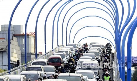 Kepadatan kendaraan terjadi di jembatan layang Antapani saat geladi bersih peresmian jembatan layang Antapani, Kota Bandung, Senin (23/1). Geladi bersih dilakukan sebagai persiapan 