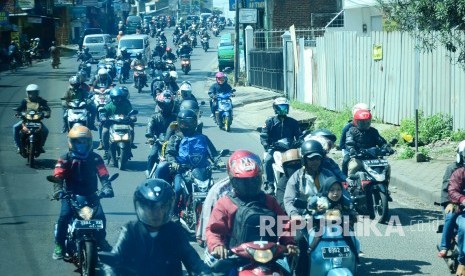 Kepadatan lalulintas arus balik memasuki wilayah Bandung, di Cibiru, Kota Bandung, Ahad (2/7). Tingginya arus balik berkaitan dengan berakhirnya libur panjang dan jadwal mulainya masuk kerja.